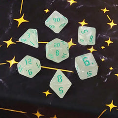 Juego de dados de color verde menta con purpurina y glifo de polvo de estrellas